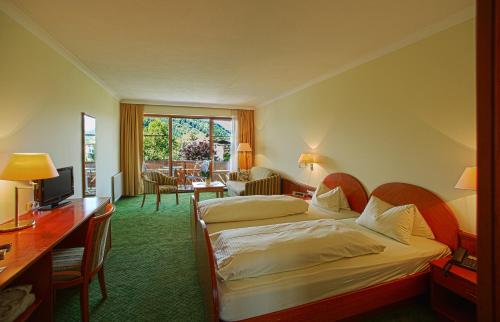 圣卡尼兹比肯霍夫希酒店的酒店客房配有两张床和一张书桌