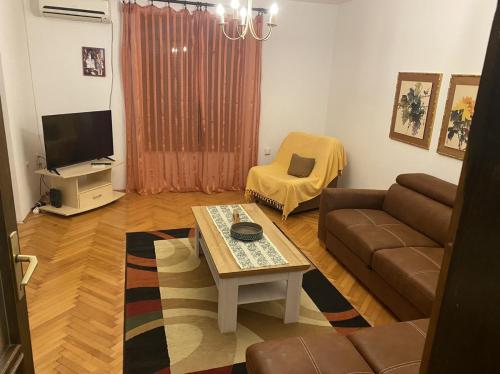 蒂瓦特Seljanovo 77m2的客厅配有沙发和桌子