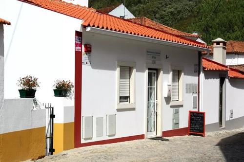 多奈斯Art`Rio - Casa no Rio em Dornes的前面有标志的白色建筑