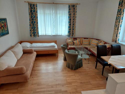 Attnang-PuchheimJOHN’S MOTEL APPARTEMENTHAUS的客厅配有沙发和桌子