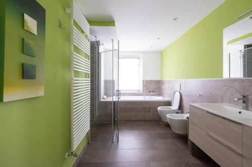 CadareseAlbergo Monte Giove的浴室配有绿色的墙壁、卫生间和水槽。