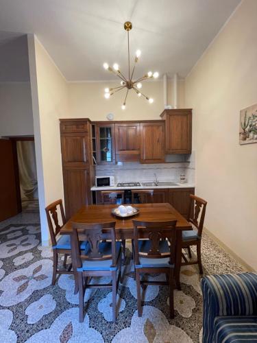 利沃诺Intero appartamento 3 letti con garage gratuito的一间厨房,内设一张木桌和椅子