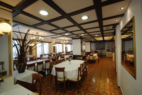 雅典巴拉斯卡酒店的一间用餐室,内设桌椅