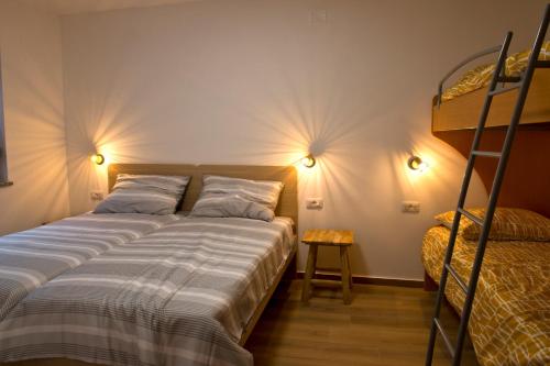 ČrničeApartmaji Tanto Malovše的一间卧室配有两张床和一张双层床。