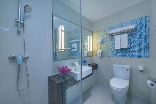 Yaoqiao郑州龙子湖智选假日酒店的浴室配有卫生间、盥洗盆和淋浴。