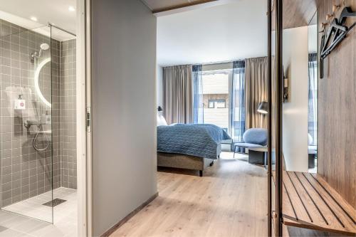 拉尔维克Quality Hotel Grand Larvik的带淋浴的浴室和卧室