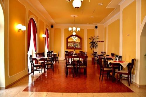 萨图马雷阿斯托利亚酒店的餐厅内带桌椅的用餐室