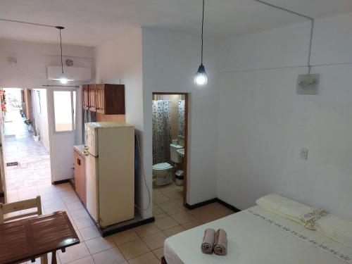 伊瓜苏港Ñandubay1的厨房配有冰箱和桌椅