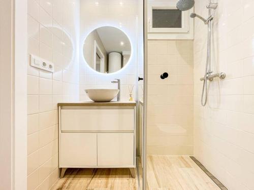 布拉内斯Apartament 'Es Botànic'的白色的浴室设有水槽和镜子