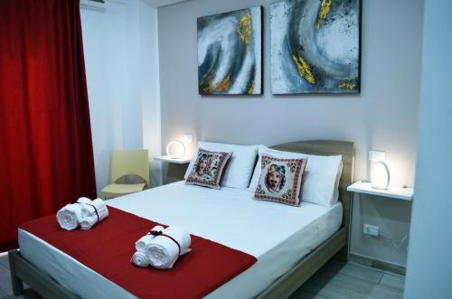 巴勒莫Casa Canali的一间卧室配有一张床,上面有两条毛巾