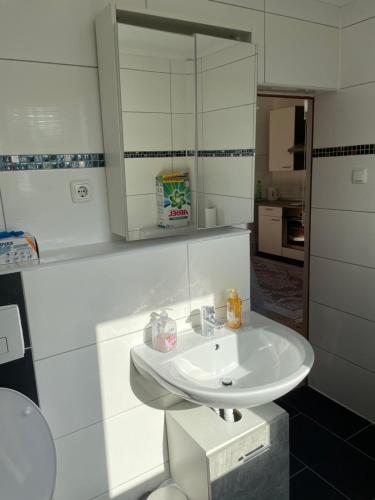 卡塞尔Ferien - Wohnung In Kassel Waldau Zentral的浴室设有白色水槽和镜子