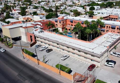 瓜伊马斯Gamma Guaymas Armida Hotel的城市的顶部景观,设有停车场