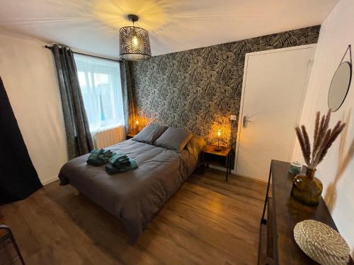 孔卡尔诺Logement avec terrasse,4 pers, parking的一间小卧室,配有一张床和一张桌子