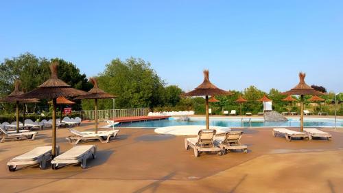 圣塞瓦斯蒂安加达蒙蒂酒店的一个带躺椅和遮阳伞的游泳池