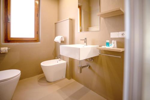 Chiessi伊尔佩赛奥酒店的一间带水槽和卫生间的浴室