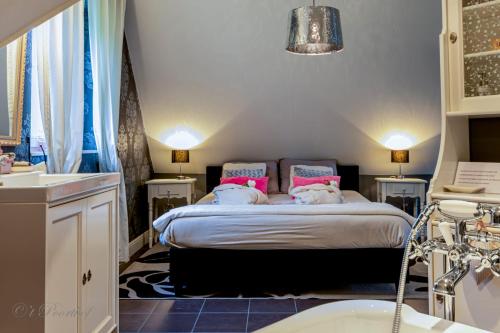 博尔赫隆't Poorthof的一间卧室配有带粉红色枕头和水槽的床