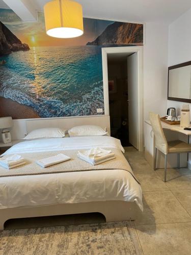 锡纳亚Casa Flandria的一间卧室配有一张壁画床