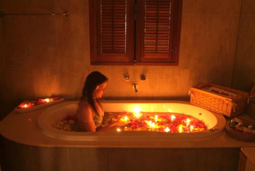 佩雷贝勒海洋美景酒店的浴缸里放着蜡烛的女人