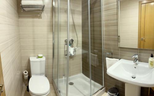 奥维多Apartamento Europa Prados - Atenea的带淋浴、卫生间和盥洗盆的浴室