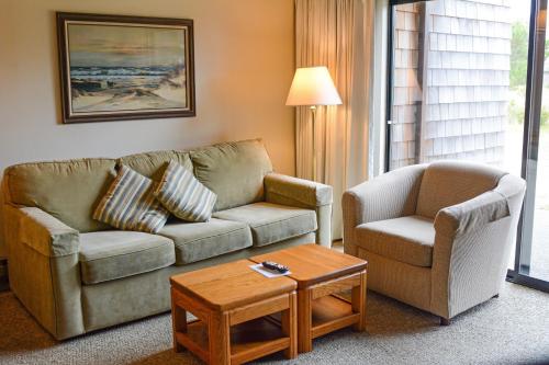 科帕利斯比奇Surfcrest Resort的客厅配有沙发、椅子和桌子