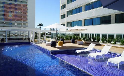 Flat Hotel América Campos Pelinca 301内部或周边的泳池