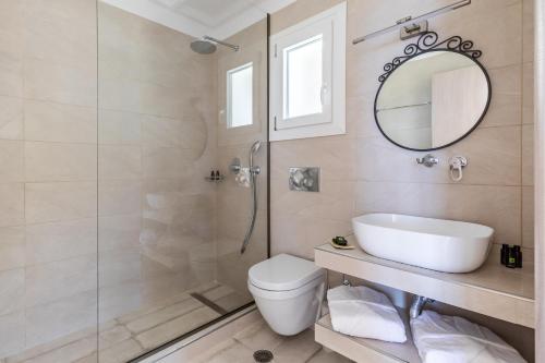 斯科派洛斯Liagka Villa的带淋浴、卫生间和盥洗盆的浴室