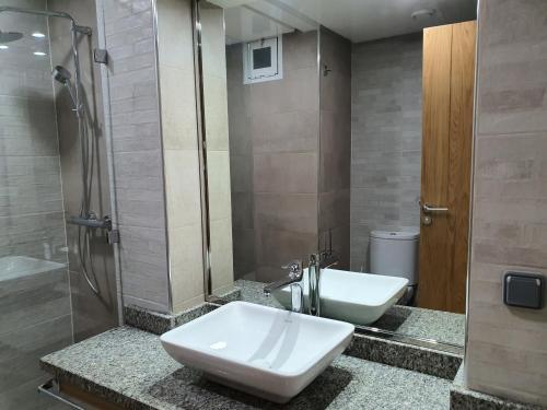 阿加迪尔Luxe, soleil et confort vue mer pour famille的一间带水槽、卫生间和淋浴的浴室