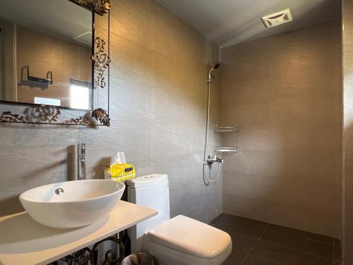 鹿谷乡溪頭18號的一间带水槽、卫生间和镜子的浴室