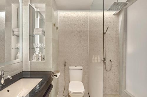 新加坡Vibe Hotel Singapore Orchard的浴室配有卫生间、盥洗盆和淋浴。
