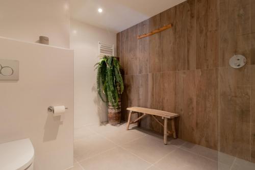 穆特克萨梅尔Casa Verde Guesthouse的一间带木墙和长凳的浴室