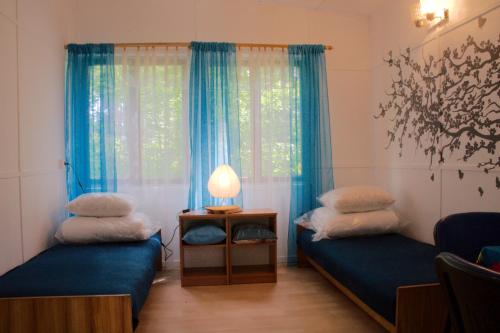 ButrynyOśrodek Wypoczynkowy Warmia的客房设有两张床和一张带台灯的桌子。