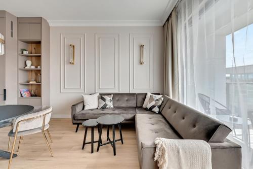 格但斯克Grand Apartments - Brabank Premium apartament w centrum Gdańska的客厅配有沙发和桌子