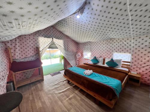 卡索尔North Deodar Camps的帐篷内一间卧室,配有一张床