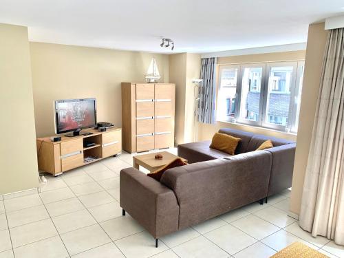 奥斯坦德Vakantieappartement Sauvignon Centrum Oostende的带沙发和电视的客厅