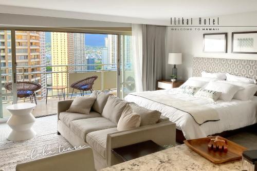 檀香山FREE PARKING Waikiki Luxury Ilikai Studio City View的一间卧室配有一张大床和一张沙发