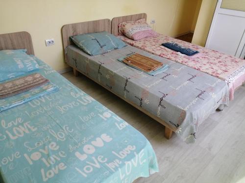 切尔诺莫斯克Black Sea STAR的两张睡床彼此相邻,位于一个房间里
