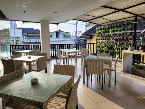 日惹日惹考德迭拉卡德迪卡黛维酒店的阳台餐厅,配有桌椅