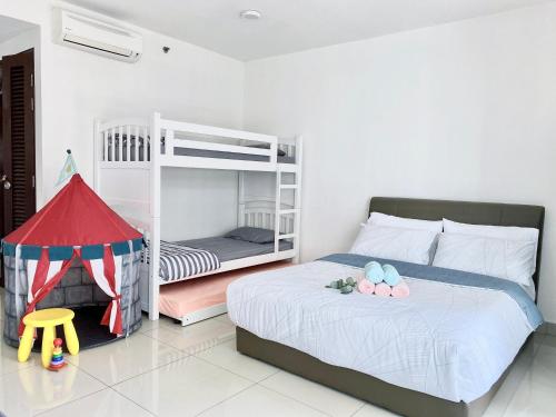 莎阿南6Pax Suites Setia City Convention Trefoil Shah Alam SiS Homestay的一间卧室配有一张床和一张双层床。