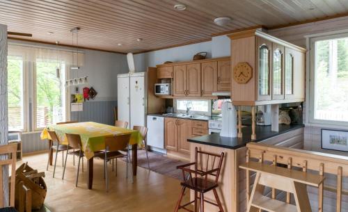 罗瓦涅米Talo Valoisa的厨房配有木制橱柜和桌椅