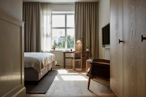 波尔沃RUNO Hotel Porvoo的酒店客房设有床和窗户。