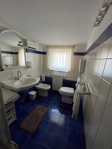 克罗托内特拉兹住宿加早餐旅馆的浴室配有白色水槽和卫生间。