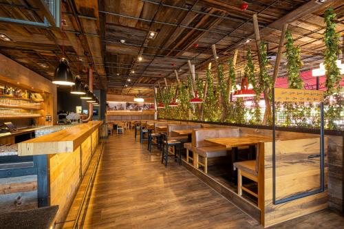 梅明根JOESEPP´S HOTEL am Schweizerberg的餐厅设有木桌、长凳和盆栽植物