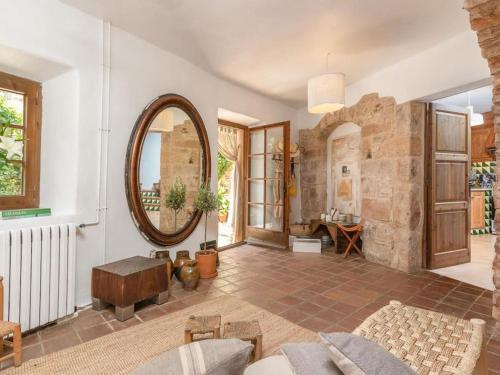 佩拉托拉达Preciosa casa rural en el centro de Peratallada的客厅设有大镜子和石墙