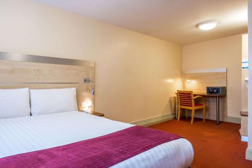 伦敦Comfort Inn Edgware Road的配有一张床和一张书桌的酒店客房