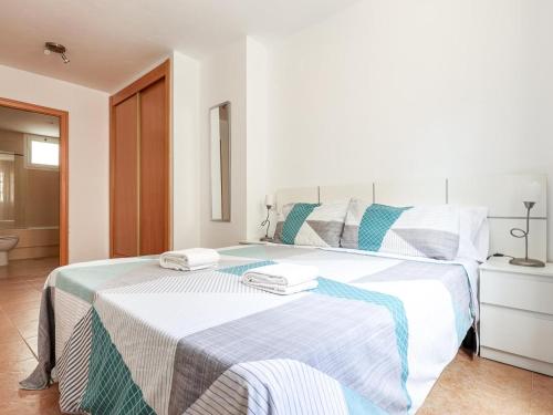 拉阿尔加瓦Algaba planta Baja C的一间卧室配有一张大床和两条毛巾