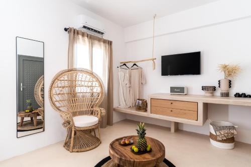 帕罗斯岛PAREA Paros - Adults Only的客厅配有电视、椅子和桌子