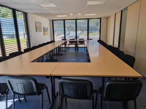 圣克洛德Akena Molinges - La Brocatelle的长长的会议室,配有桌椅