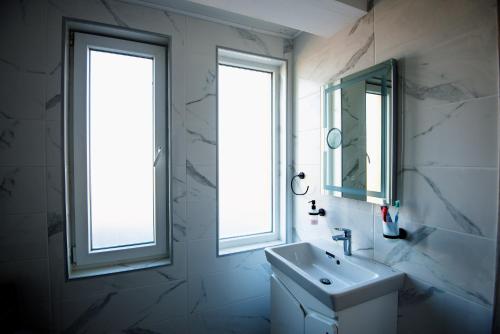 Modern Spacious 1BD Apartment for two in Nesebar的一间浴室