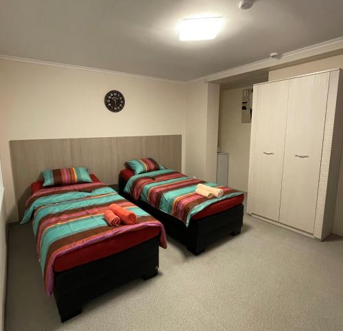 罗基什基斯Butas Senamiestyje的一间卧室配有两张床和橱柜