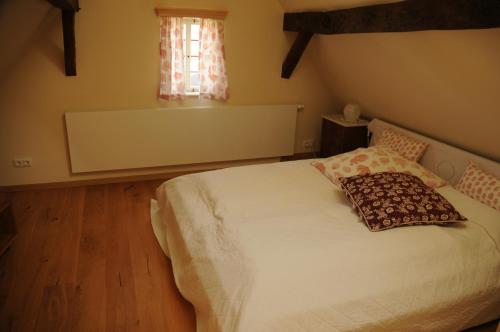RettertFachwerkhaus的卧室配有白色的床和枕头